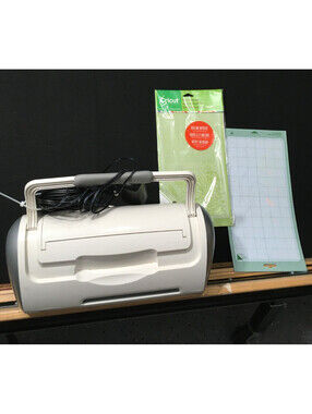 Cricut Electronic Personal Cutting Machine CRV001 W/ MATS